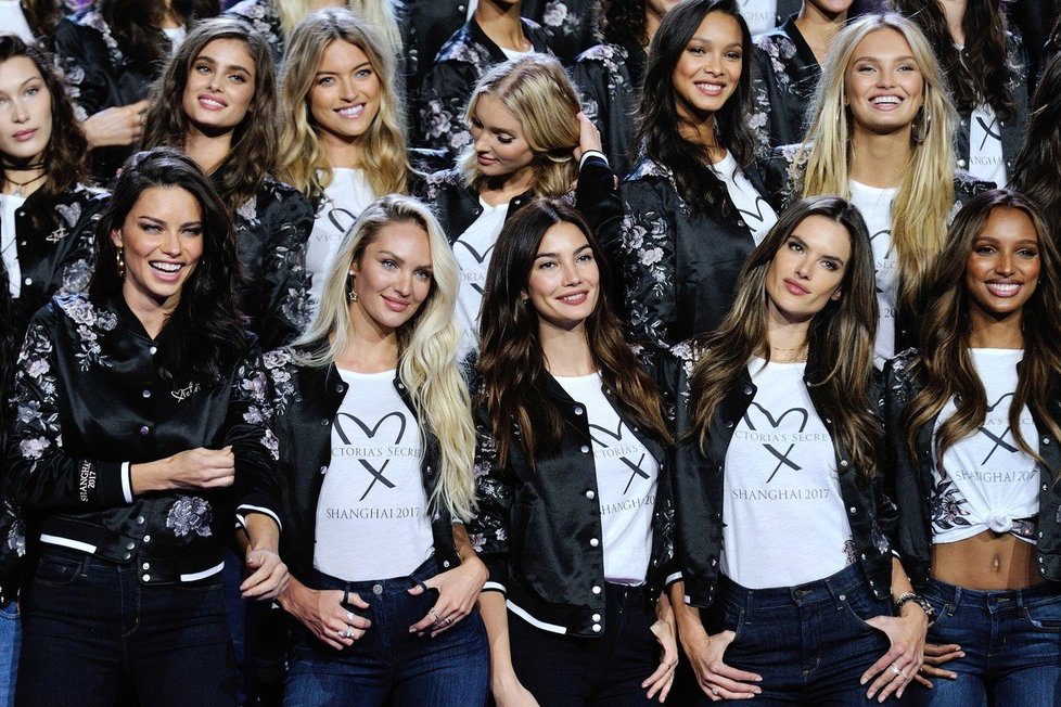 Hromadná fotka modelek Victoria&#39;s Secret před velkolepou přehlídkou v Šanghaji