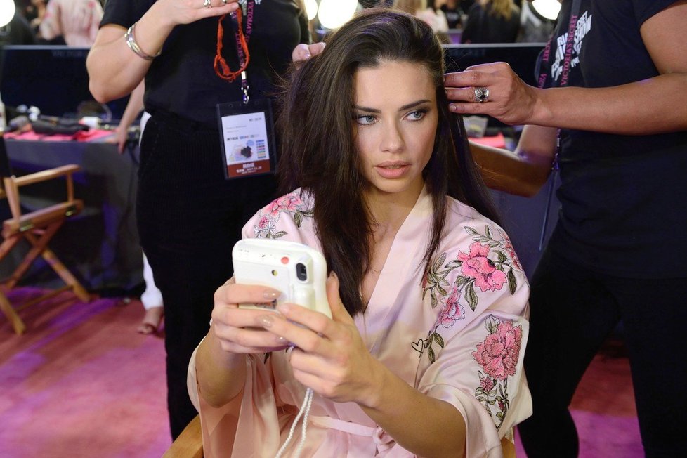 Adriana Lima v zákulisí velkolepé módní přehlídky Victoria&#39;s Secret v Šanghaji