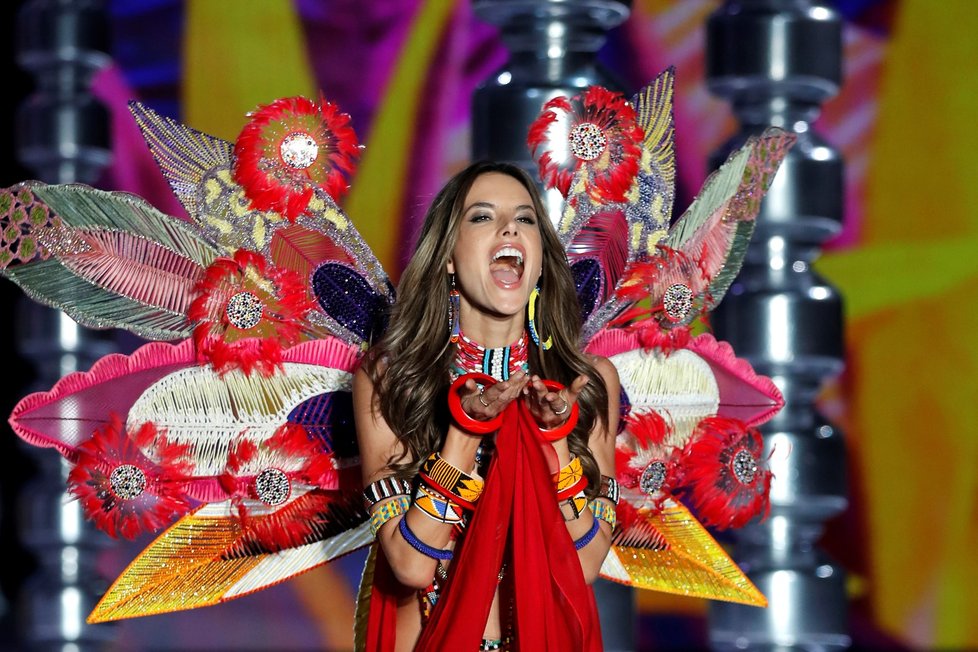 Alessandra Ambrosio na přehlídce Victoria&#39;s Secret v Šanghaji