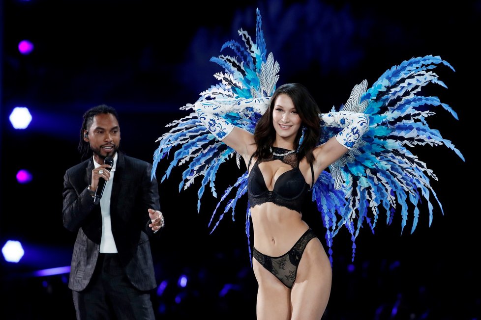 Bella Hadid na přehlídce Victoria&#39;s Secret v Šanghaji