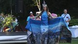 Unikátní šaty s Vatikánem nebo New Yorkem: Návrhářka připravuje kolekci k výročí sametu