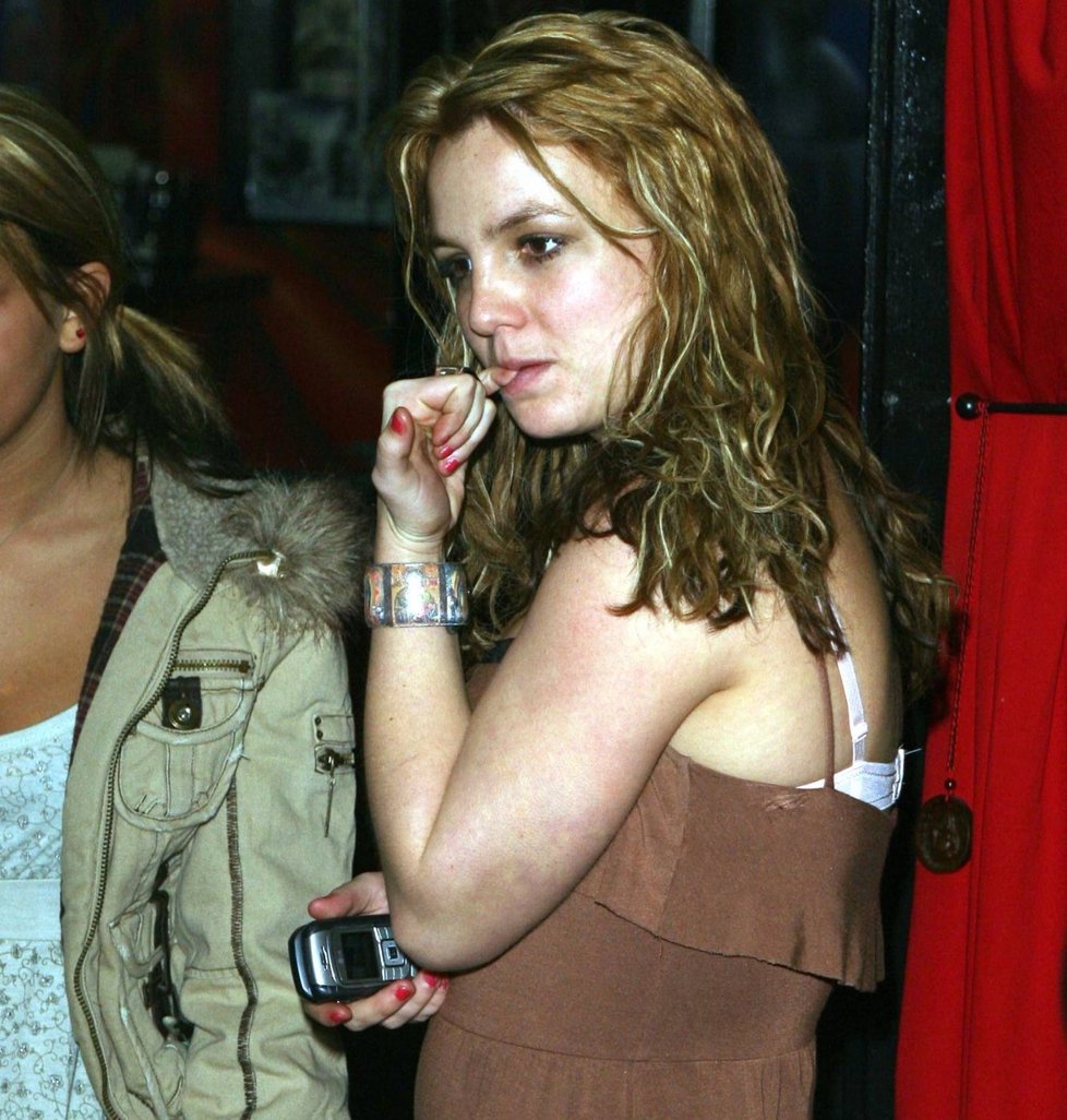 Nejenom, že si Britney kouše nehty, ale opět ukazuje svou podprsenku.