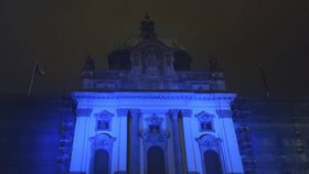 Úřad vlády podpořil projekt "Česko svítí modře" na podporu autismu již čtyřikrát. Na fotografii modře osvícená Strakova akademie.