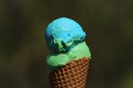 K výrobě »šmoulové« zmrzliny s modrou barvou se užívá syntetického barviva, které je v nadměrné konzumaci pro děti nevhodné, jelikož může způsobit hyperaktivitu.