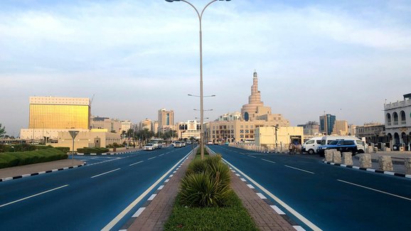 Barevné ulice v Kataru. Bezpečnost provozu. Pokuty. Cena paliva.