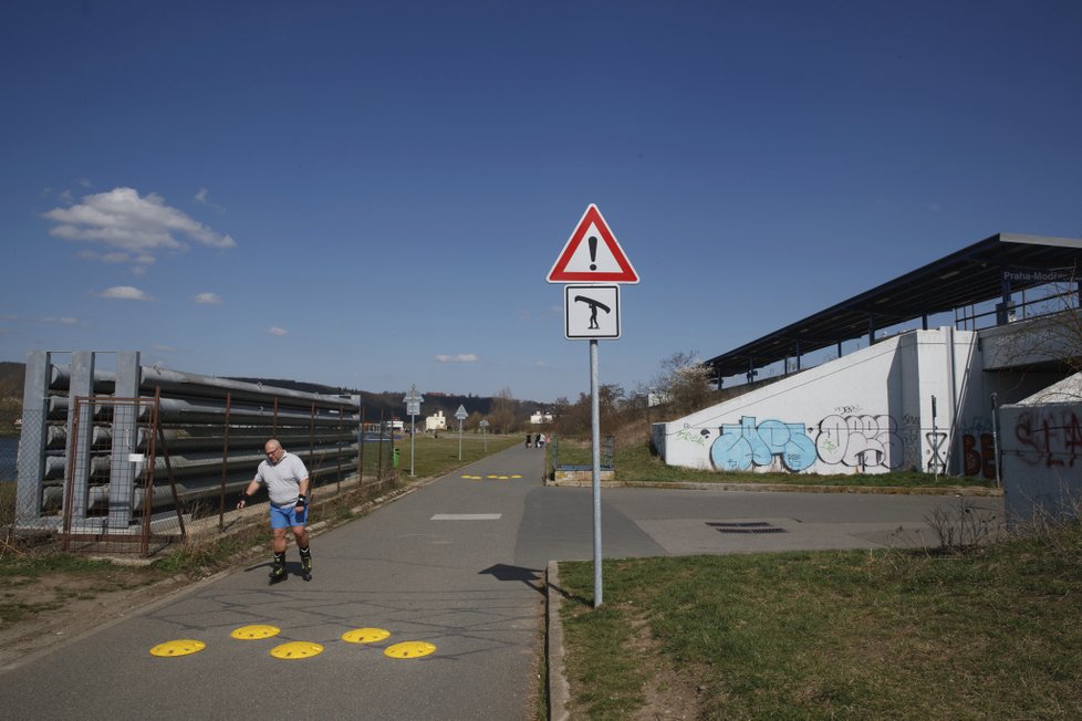 Zvláštní značka upozorňuje na vodáky, kteří přecházejí přes cestu se svým vybavením.