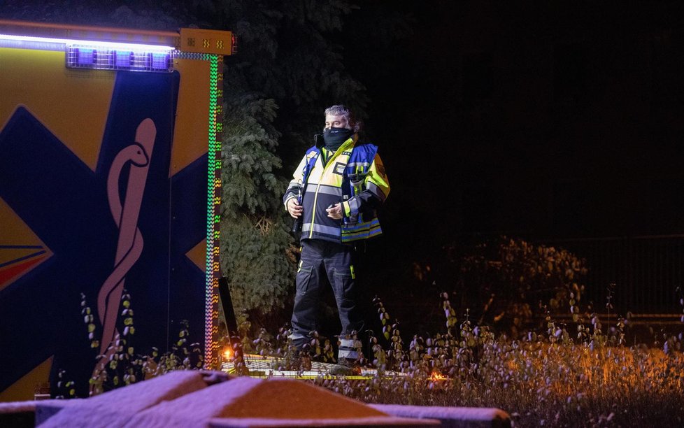 V Urbánkově ulici v pražských Modřanech došlo v noci z 25. na 26. prosince k hromadné otravě oxidem uhelnatým. Přítomnost záchranářů si vyžádalo 32 osob, 27 z nich muselo do nemocnic (26. prosince 2021).
