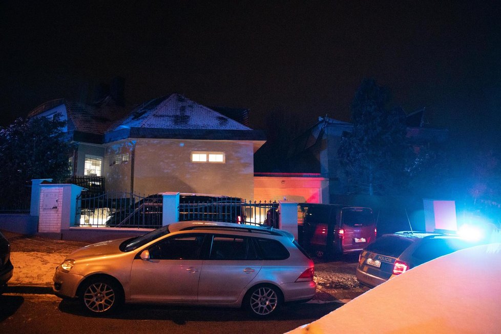 V Urbánkově ulici v pražských Modřanech došlo v noci z 25. na 26. prosince k hromadné otravě oxidem uhelnatým. Přítomnost záchranářů si vyžádalo 32 osob, 27 z nich muselo do nemocnic (26. prosince 2021).