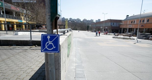 Přístup ze severu náměstí pro vozíčkáře radnice pro jistotu zakázala. 