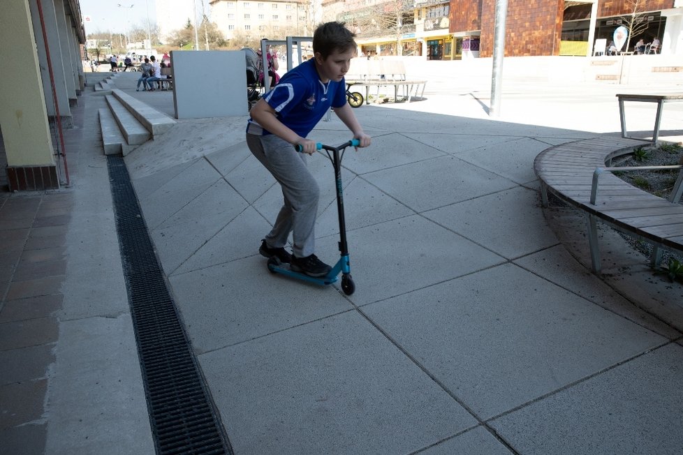 Někteří náměstí volí jako alternativu skateparku. 