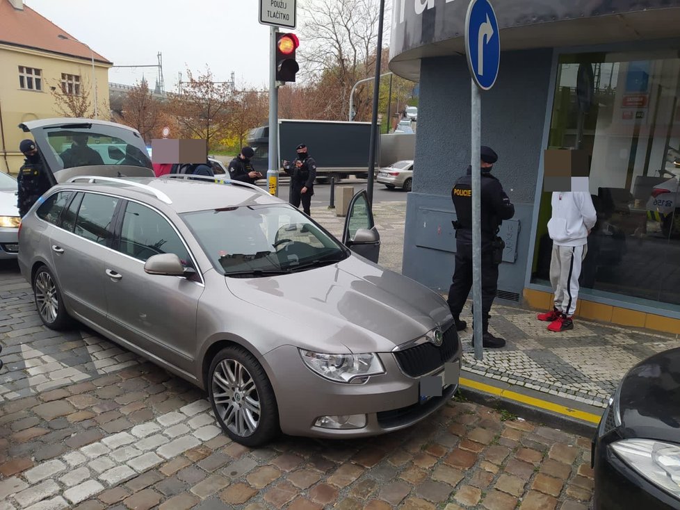 Pražští policisté v pátek dopoledne lapili dva nezbedné řidiče. Oba měli vyslovený zákaz řízení, jeden dokonce u sebe převážel pistoli (27. listopad 2020).