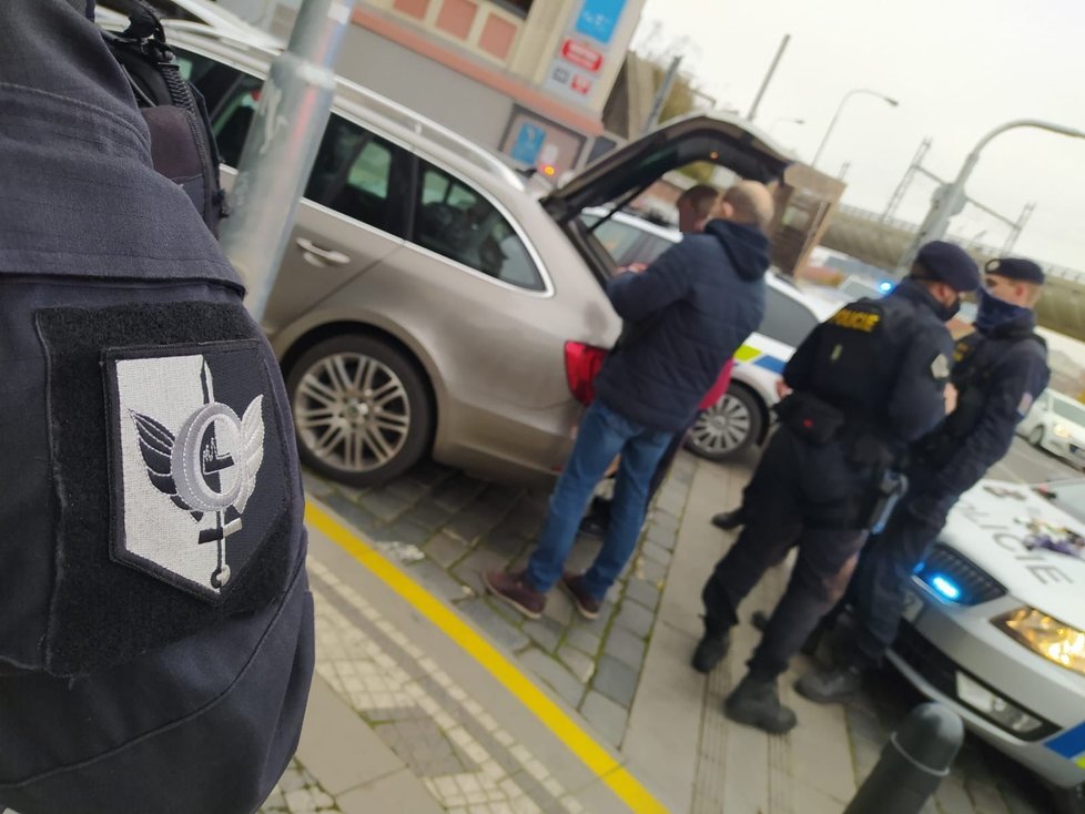 Pražští policisté v pátek dopoledne lapili dva nezbedné řidiče. Oba měli vyslovený zákaz řízení, jeden dokonce u sebe převážel pistoli (27. listopad 2020).