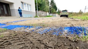 Dělníci vyznačili modrou zónu před domem v ulici Jednořadá. Barvu nanesli na hlínu. Místní si myslí, že se jedná jen o blbý vtip.