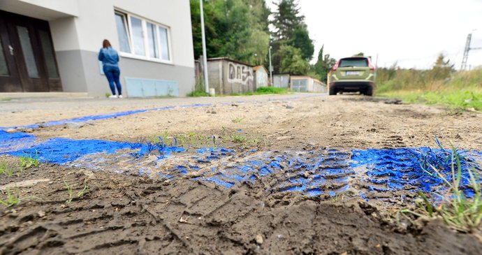 Dělníci vyznačili modrou zónu před domem v ulici Jednořadá. Barvu nanesli na hlínu. Místní si myslí, že se jedná jen o blbý vtip.