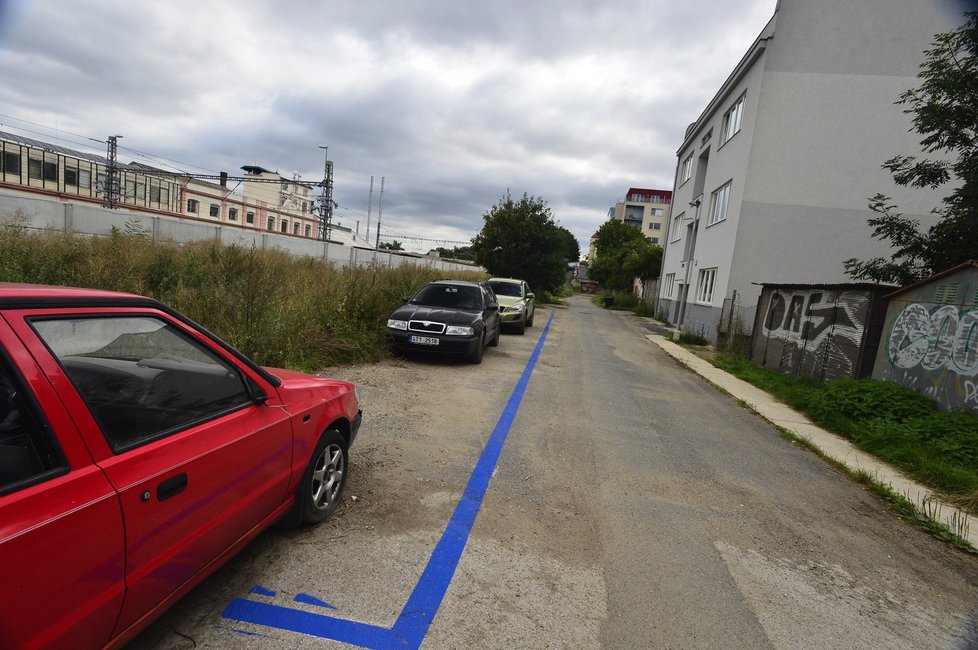 Dělníci vyznačili modrou zónu před domem v ulici Jednořadá. Barvu nanesli na hlínu. Místní si myslí, že se jedná jen o špatný vtip.