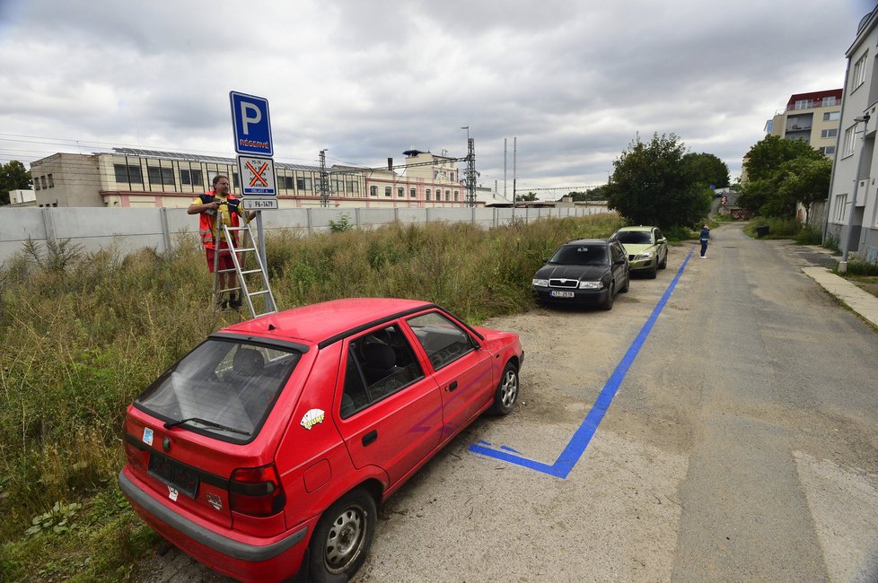 Dělníci vyznačili modrou zónu před domem v ulici Jednořadá. Barvu nanesli na hlínu. Místní si myslí, že se jedná jen o špatný vtip.