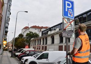 Během úterní noci byly ze značek slepeny oranžové přelepky. Zóny placeného stání vstupují v platnost.