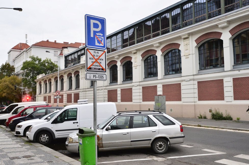 Během úterní noci byly ze značek slepeny oranžové přelepky. Zóny placeného stání vstupují v platnost.