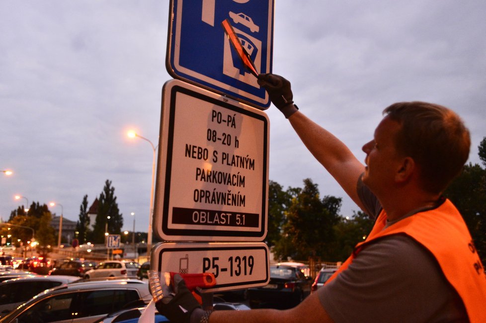 Během úterní noci byly ze značek slepeny oranžové přelepky. Zóny placeného stání vstupují v platnost.