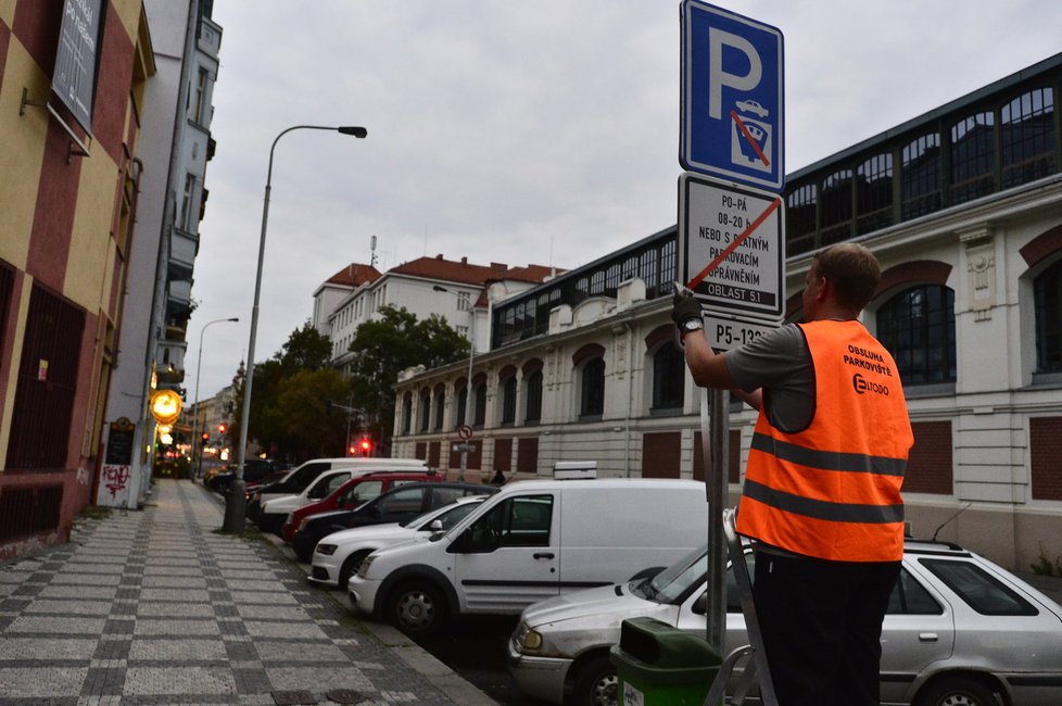 Během úterní noci byly ze značek slepeny oranžové přelepky. Zóny placeného stání vstupují v platnost.