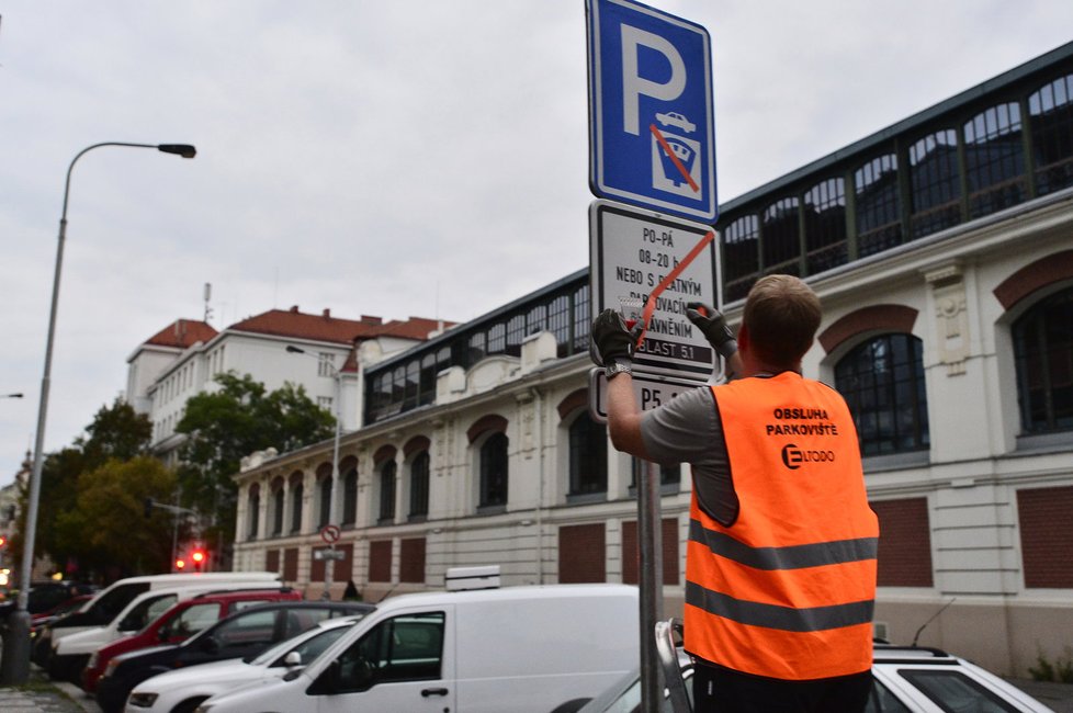 Během úterní noci byly ze značek slepeny oranžové přelepky. Zóny placeného stání vstupují v platnost.