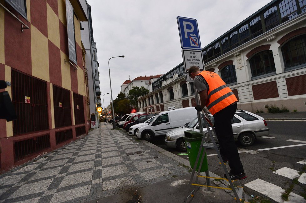 Během úterní noci byly ze značek slepeny oranžové přelepky. Zóny placeného stání vstupují v platnost.