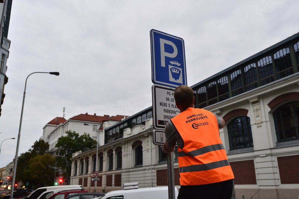 Během úterní noci byly ze značek slepeny oranžové přelepky. Zóny placeného stání vstupují v platnost.