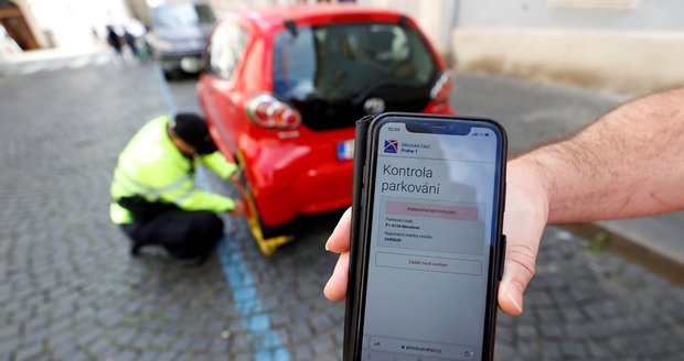 Na pokutách za parkování pražské radnice vyberou desítky milionů korun: Neplatiči ale unikají!