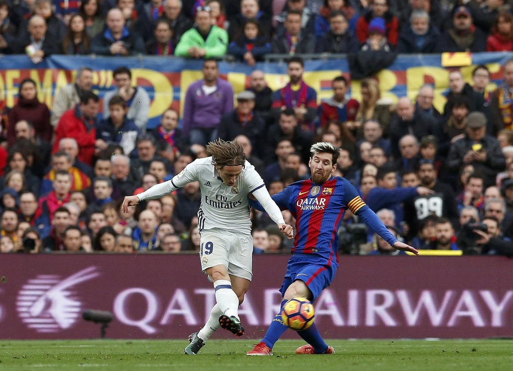 Záložník Realu Madrid Luka Modrič na Camp Nou zářil, domácí Lionel Messi naopak nebyl moc vidět