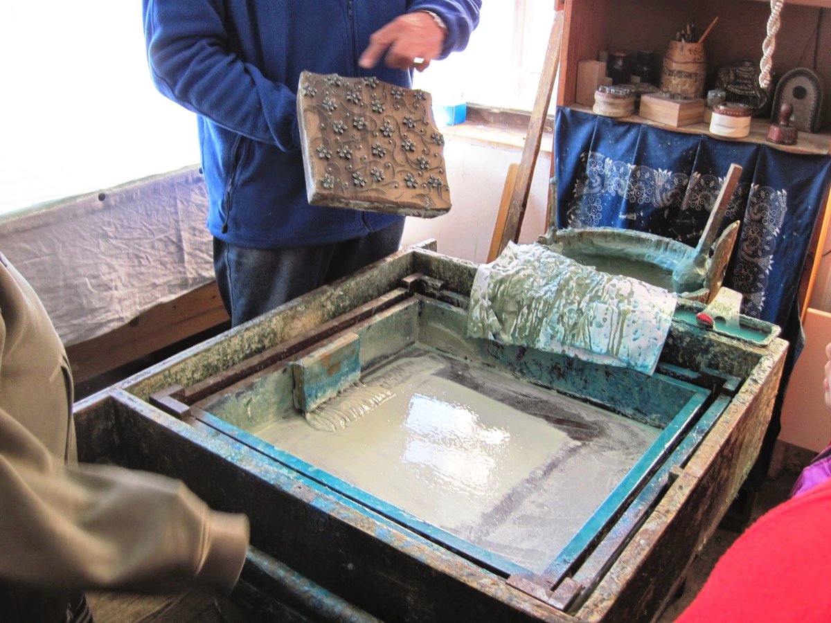 Začátek výroby modrotisku. Raznice se namočí v tiskařské reservě umíchané z kaolinu, arabské gumy a přísad, které jsou rodinným tajemstvím.