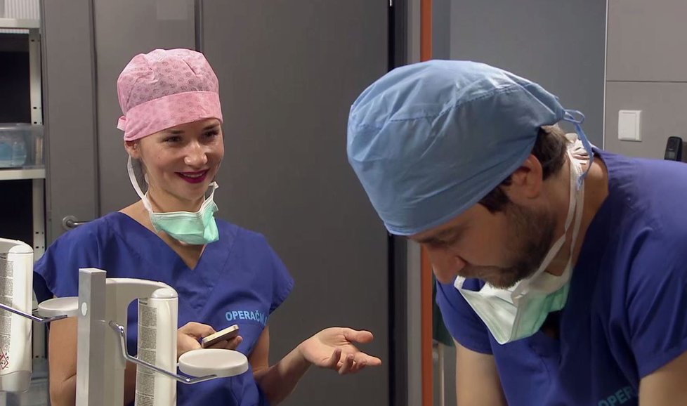 Lékaři seriálu Modrý kód zachrání život chlapci, který se bude dusit baterií v krku.