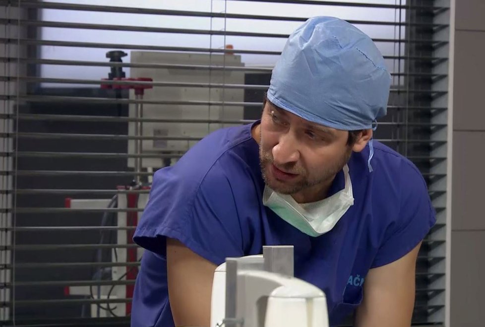 Lékaři seriálu Modrý kód zachrání život chlapci, který se bude dusit baterií v krku.