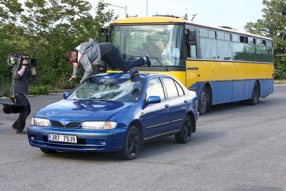 V seriálu často účinkují záchranáři.