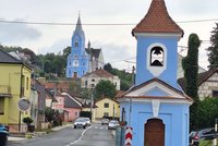 Pomozte zachránit vzácný modrý kostel. Opravy střechy zabrzdili netopýři, ti jsou ale chráněni