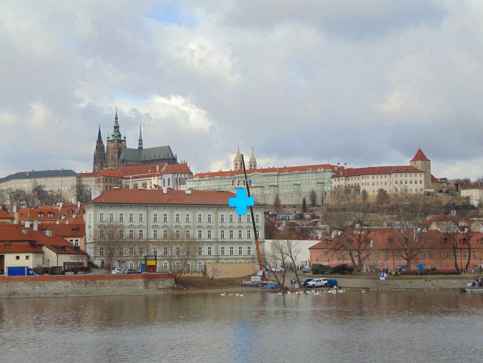 Televize Prima n seriál lákala křížem u Pražského hradu.