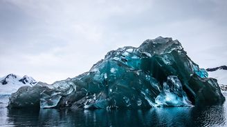 Něco takového jste ještě neviděli: Modrý obrácený ledovec v Antarktidě