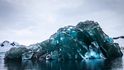 Modrý obrácený ledovec v Antarktidě