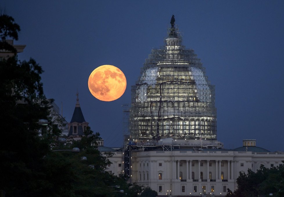 Úplněk nad Capitolem ve Washingtonu D.C.