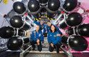 Kosmonauti NASA pózují vedle složených částí modulu navrženého pro kolonizaci Měsíce