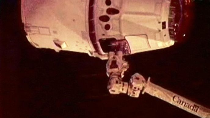 modul Dragon zachycený stanicí ISS