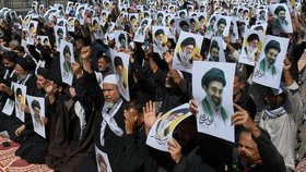 Snímky Modžtaby Chameneího v rukách Íránců (březen 2026)