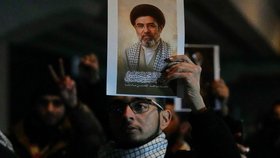 Snímky Modžtaby Chameneího v rukách Íránců (březen 2026)