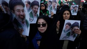 Snímky Modžtaby Chameneího v rukách Íránců (březen 2026)