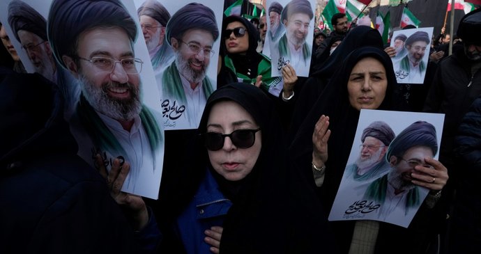 Snímky Modžtaby Chameneího v rukách Íránců (březen 2026)