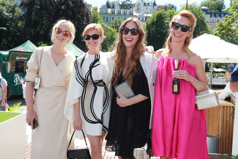 Moët party ve Varech: Zleva Jana Plodková, Jitka Schneiderová, Petra Nesvačilová, Hana Vagnerová