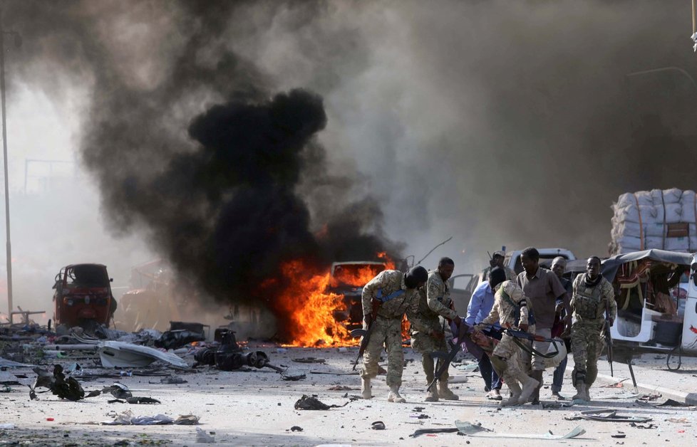 V Mogadišu došlo k teroristickému útoku. Nejvážnější byla exploze nákladního auta. Výbuch byl tak silný, že poškodil také okolní budovy. Záchranáři v nich pak objevili další mrtvé.