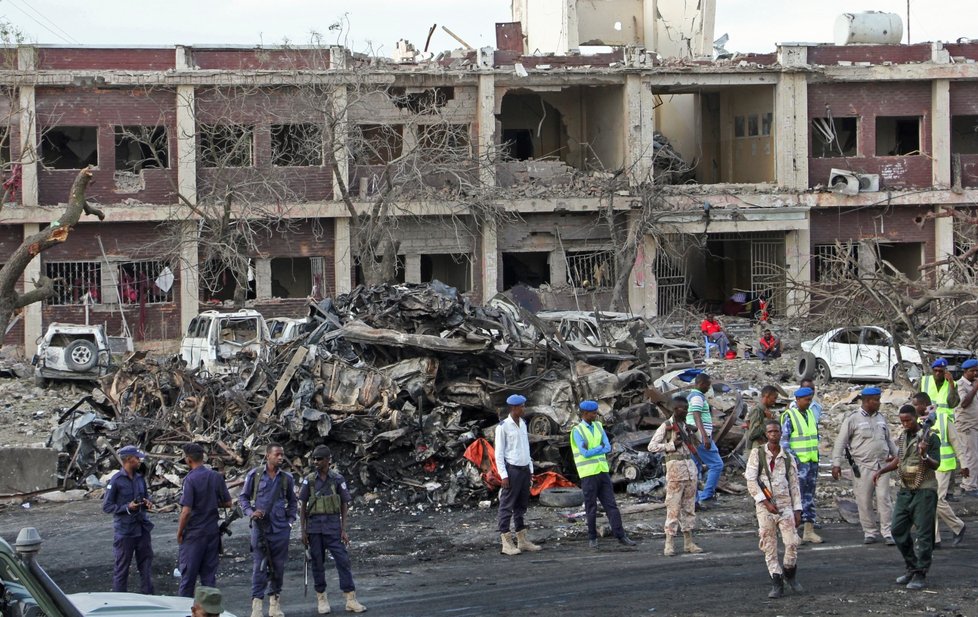 V Mogadišu došlo k teroristickému útoku. Nejvážnější byla exploze nákladního auta. Výbuch byl tak silný, že poškodil také okolní budovy. Záchranáři v nich pak objevili další mrtvé.