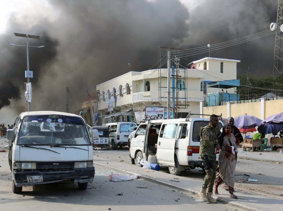 V Mogadišu došlo k teroristickému útoku. Nejvážnější byla exploze nákladního auta. Výbuch byl tak silný, že poškodil také okolní budovy. Záchranáři v nich pak objevili další mrtvé.