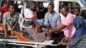 Zraněným po bombovém útoku v Mogadišu pomáhají nejen záchranáři, ale i civilisté Zraněným po bombovém útoku v Mogadišu pomáhají nejen záchranáři, ale i civilisté