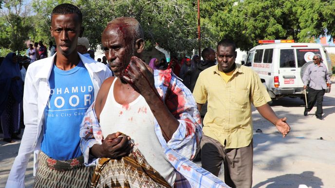 Zraněným po bombovém útoku v Mogadišu pomáhají nejen záchranáři, ale i civilisté